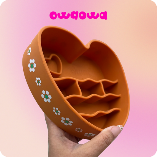 Owa Owa Corazón Barro Slow Feeder – heart-shaped food-grade silicone slow feeder with traditional Mexican-inspired floral rim, designed to support digestion, portion control, and enrichment for dogs